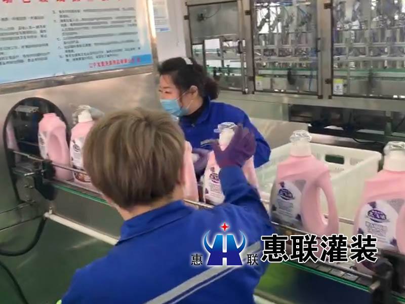 山東洗衣液灌裝機(jī)現(xiàn)場(chǎng)