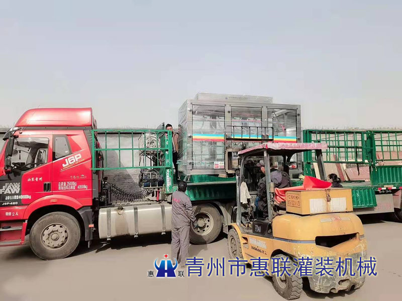 8頭尾氣處理液灌裝機廠家發(fā)貨現(xiàn)場