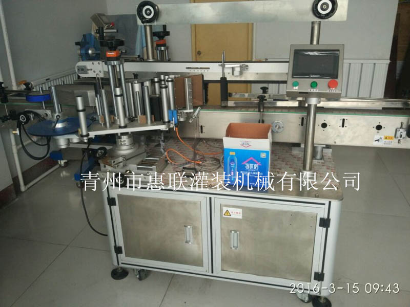 灌裝流水線不干膠貼標(biāo)機(jī)